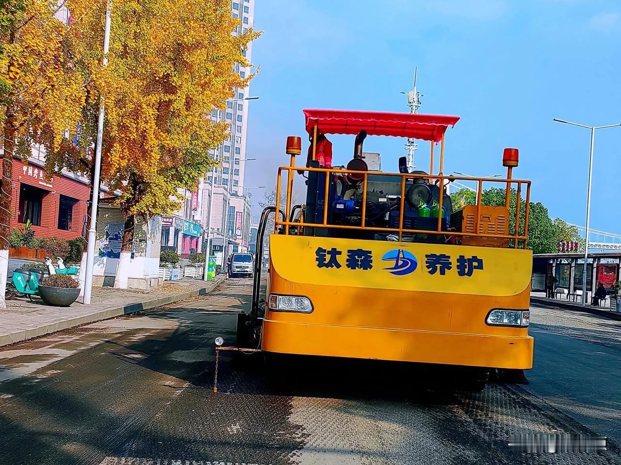 万州区北滨路三段，开始用新设备、新技术摊辅新沥靑柏油路面，本月底完成施工任务！