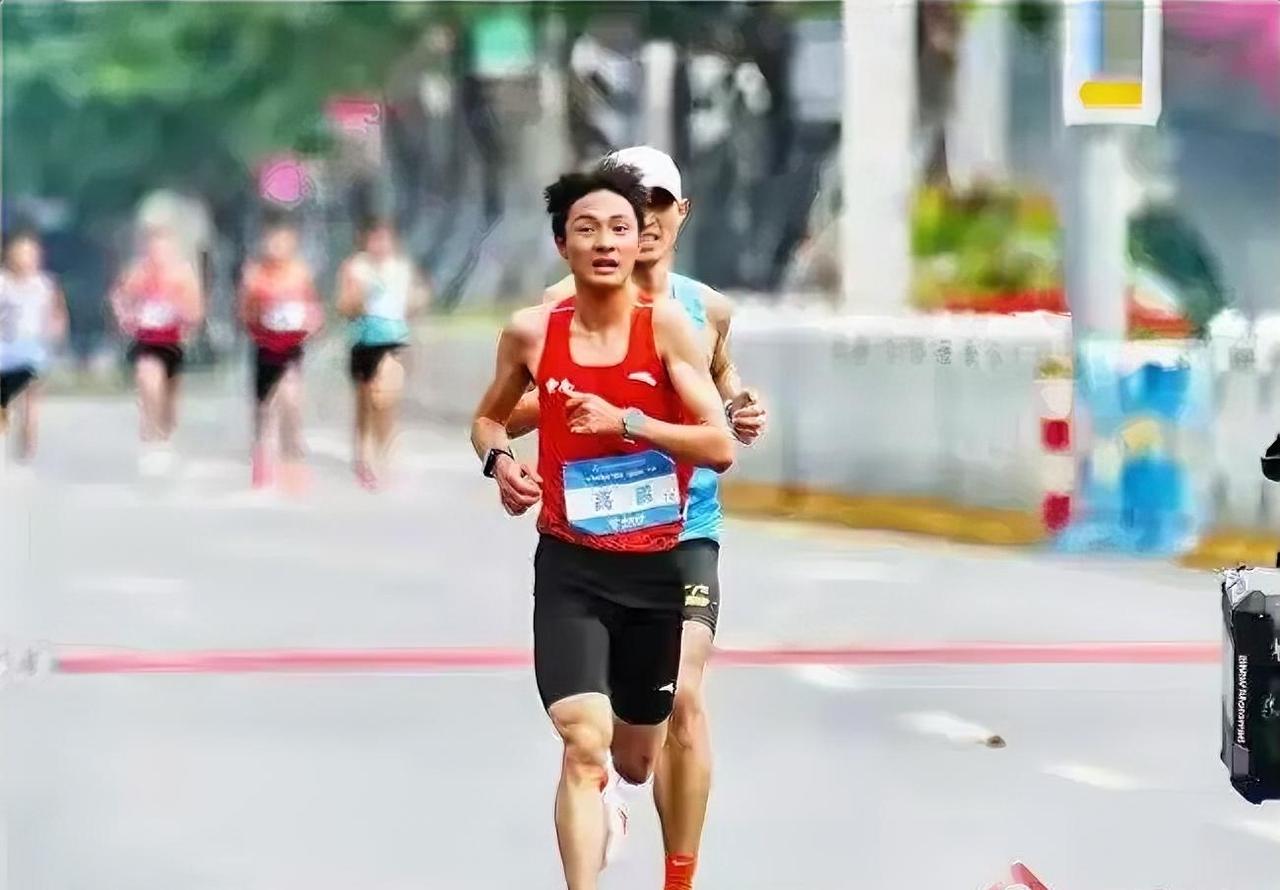 11月15日第十五届全运会男子马拉松赛太精彩了！云南运动员高鹏以2小时12分14