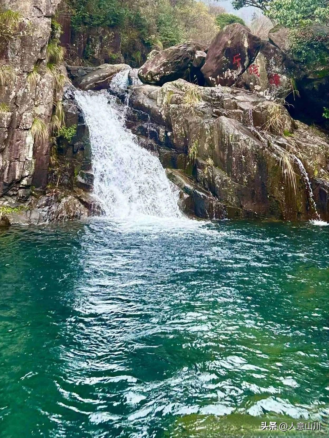 万万没想到，江南还有如此漂亮的翡翠水，比西湖之水美一千倍
讲真，我被这一潭水的碧