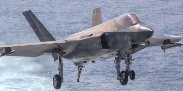 美国航母开了第一枪，一枚导弹将伊朗的无人机打进海里，双方的火药味瞬间拉满，美国一