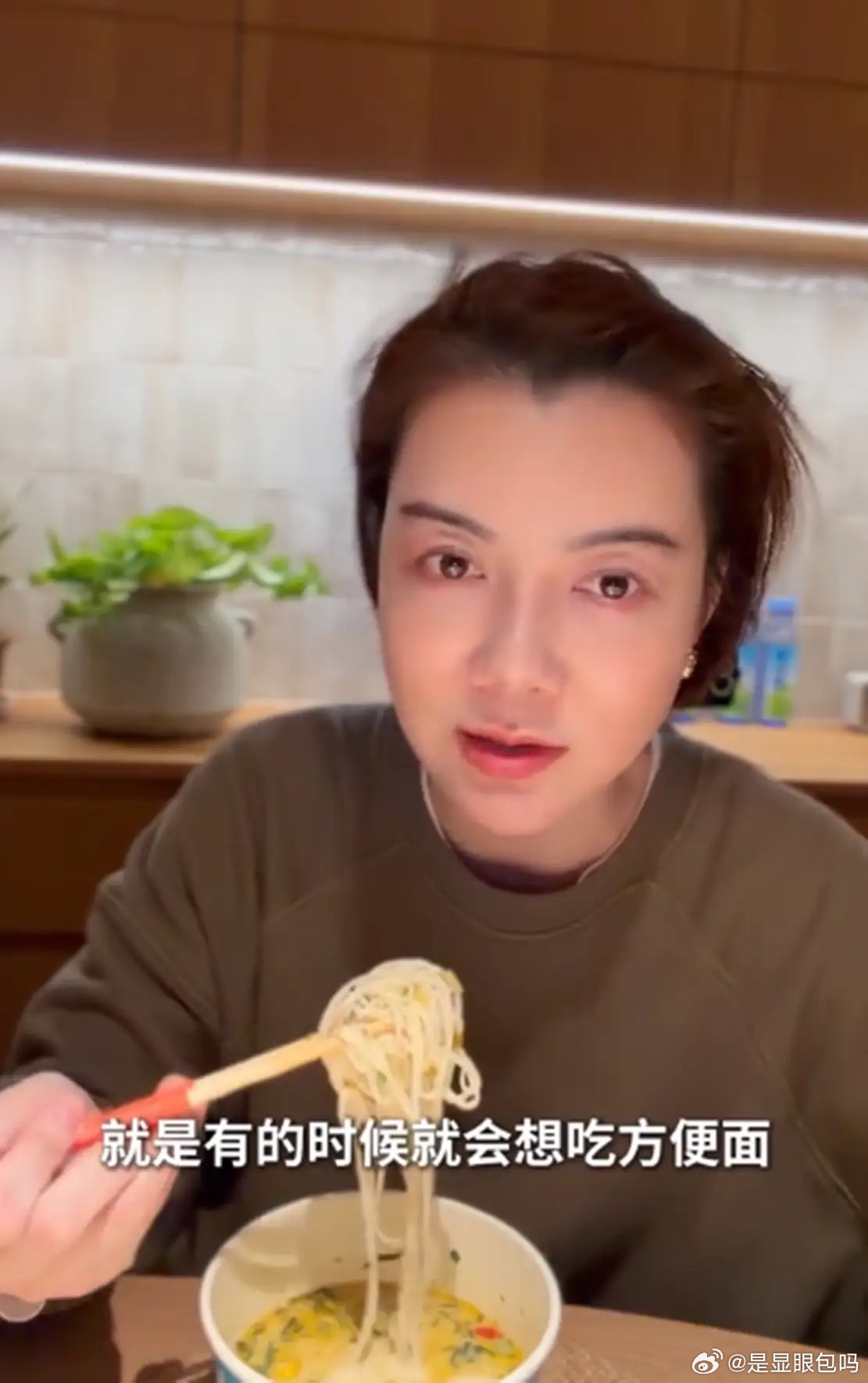 44岁车晓分享单身独居生活，北京住大别墅吃泡面，视频中车晓穿着简单的咖色卫衣，素