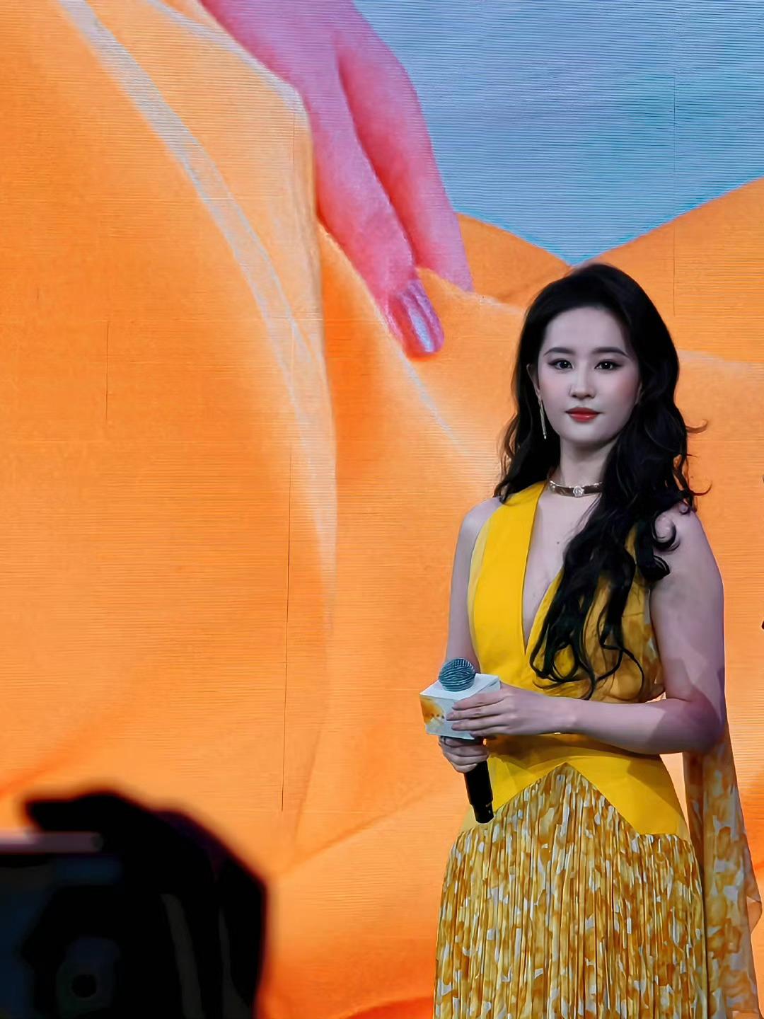 线下美得惊为天人。