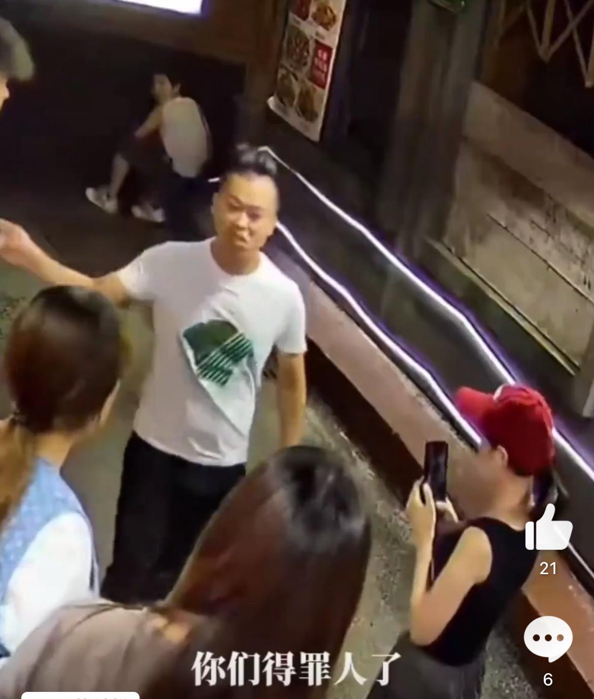 视频中的男子好大的口气，威胁要把这个小饭馆搞倒闭了，一个劲问服务员知不知道他是谁