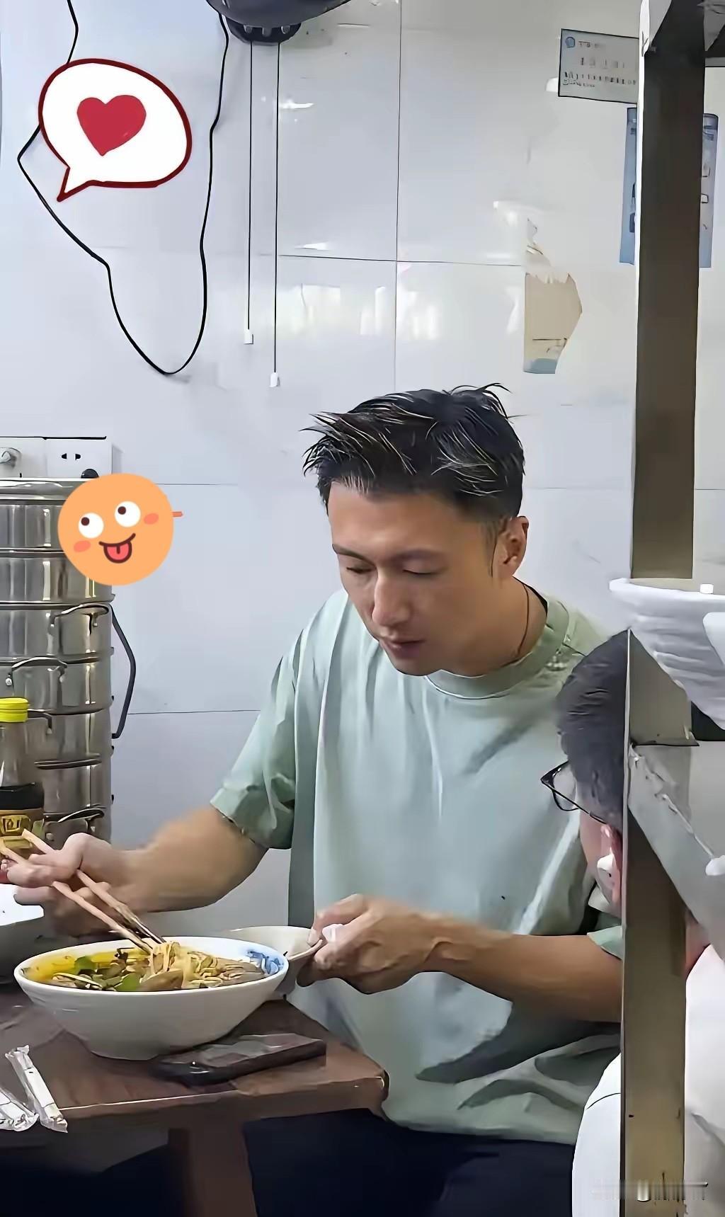 王菲这辈子都不会离开谢霆锋！
原因很简单的，
谢霆锋这次重庆演唱会结束，去吃面条