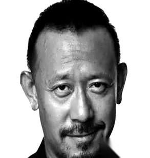 大导演姜文这辈子拍过无数硬核片子，但在他妈面前，他从没赢过一次。
当年他揣着中戏