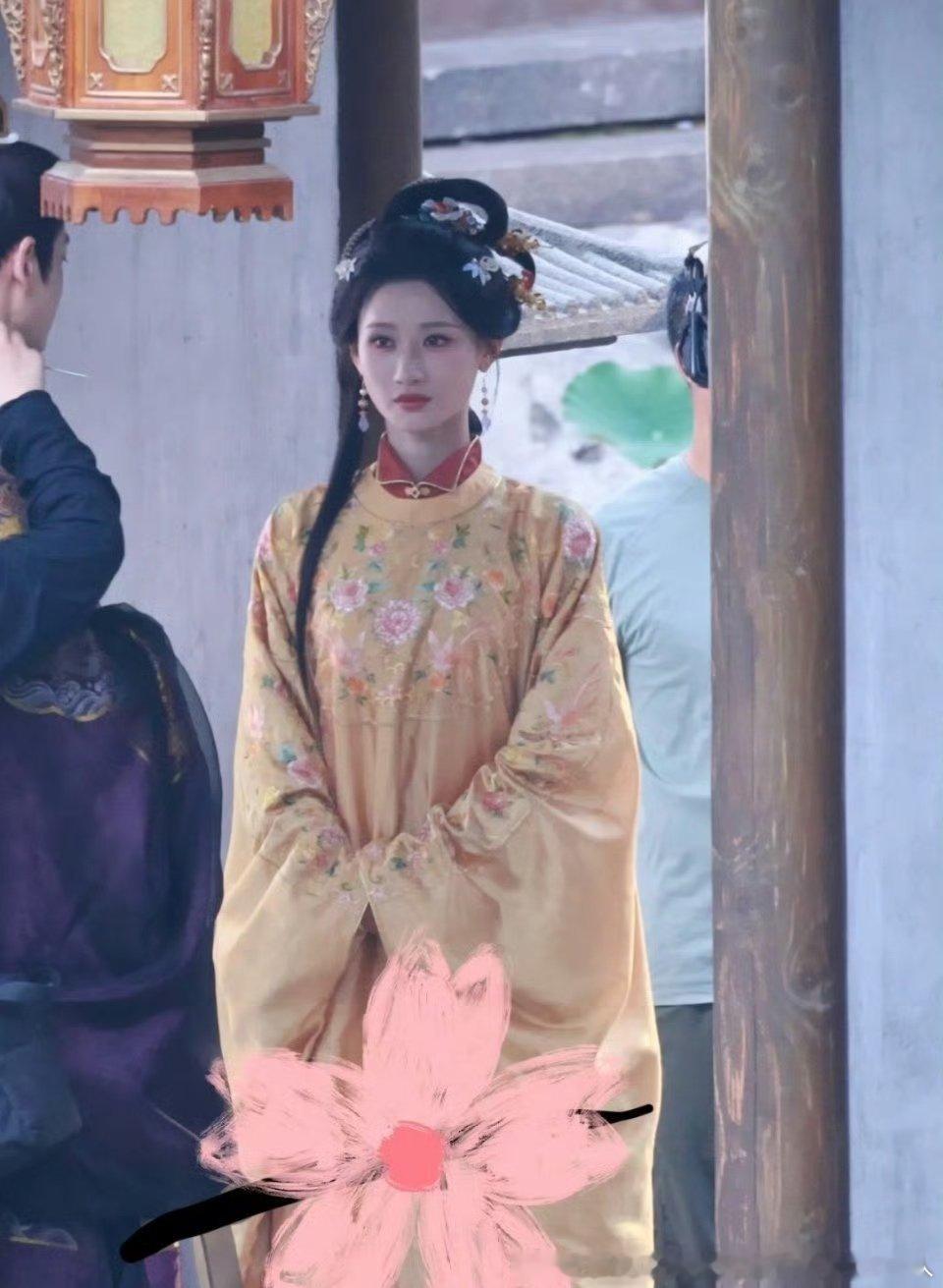 舞台妆都盖不住的大鼻子演戏更明显何宣林还是没有黄婷婷好看的 