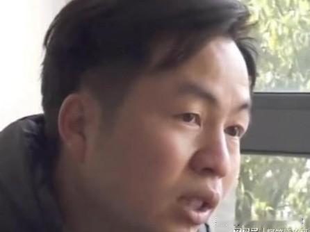 他叫孙守东是足球少年孙臣曦的父亲，足球少年孙臣曦能走红，多亏清华毕业的高级工程师