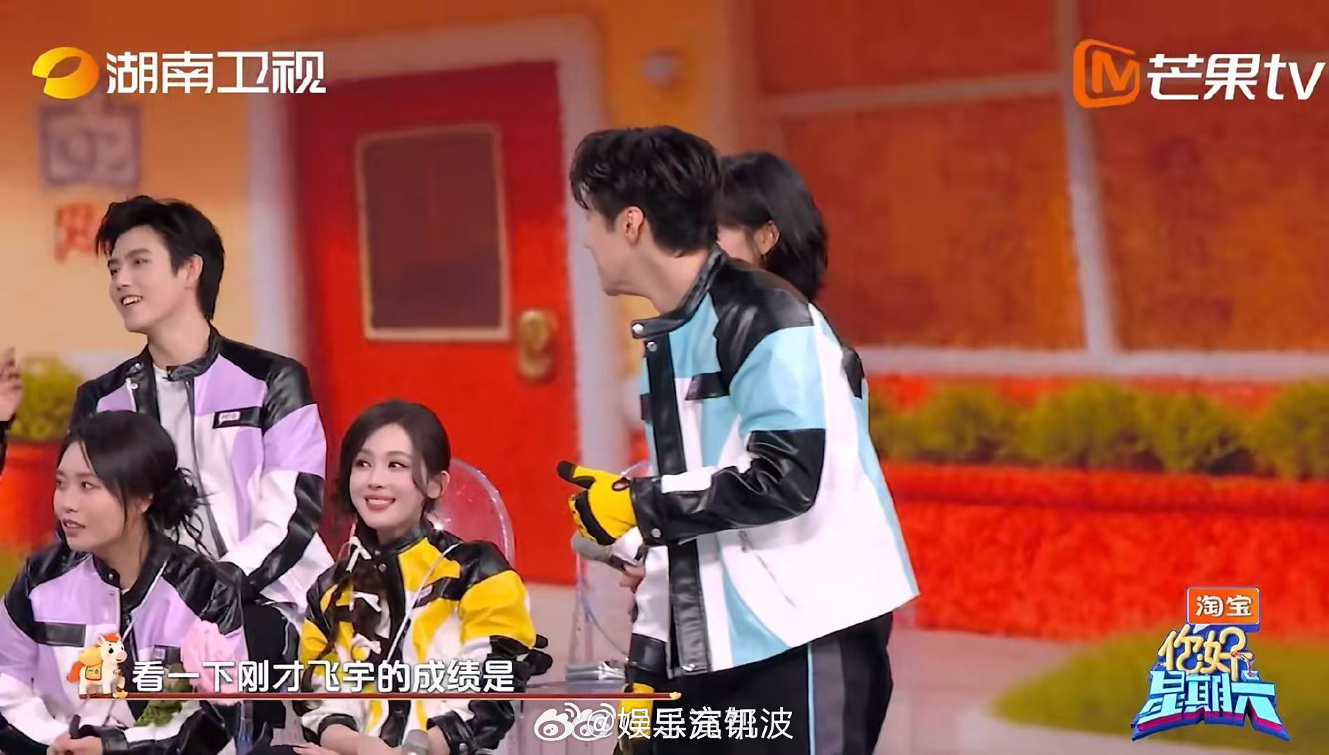 高瀚宇这一跳帅呆了你好星期六谁不爱高瀚宇这一跳！为孙千送花奋力起跳，击飞花朵后完