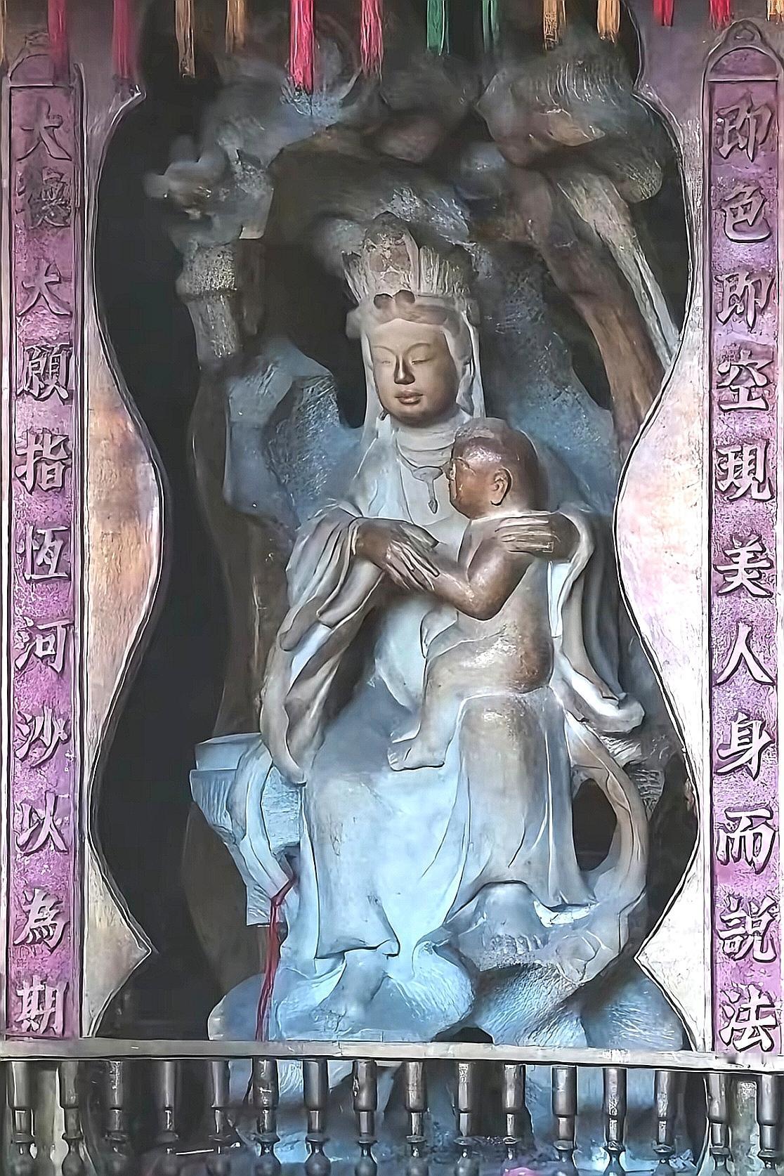 五台山南山寺｜一龛最温柔的石雕送子观音
 
来到南山寺，别只顾着看殿宇悬塑，极乐