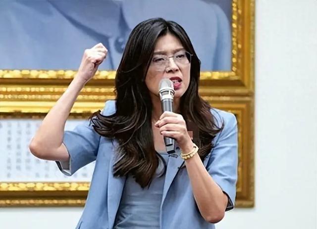 台湾全岛无差别下跪了！台媒报道，随着国民党主席郑丽文的明确表态，岛内各党派已经无