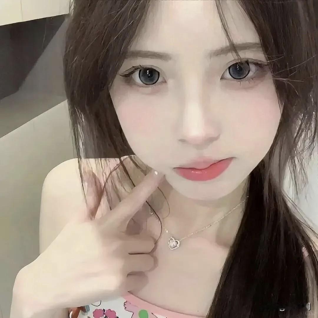 明眸湛湛映流光，
玉面盈盈凝粉霜。
指畔娇柔藏秀气，
发梢微乱亦清扬。