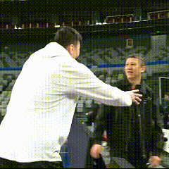 郭士强见到爱徒李炎哲拧耳朵，这是师傅在宠溺小徒弟，真情同父子，俩人又说起悄悄话，