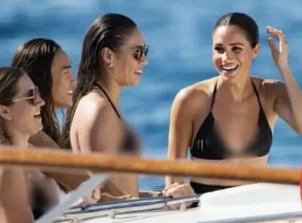 梅根多次参加游艇派对，和安德鲁王子关系不清，在朋友的介绍下认识了哈里王子。
游艇