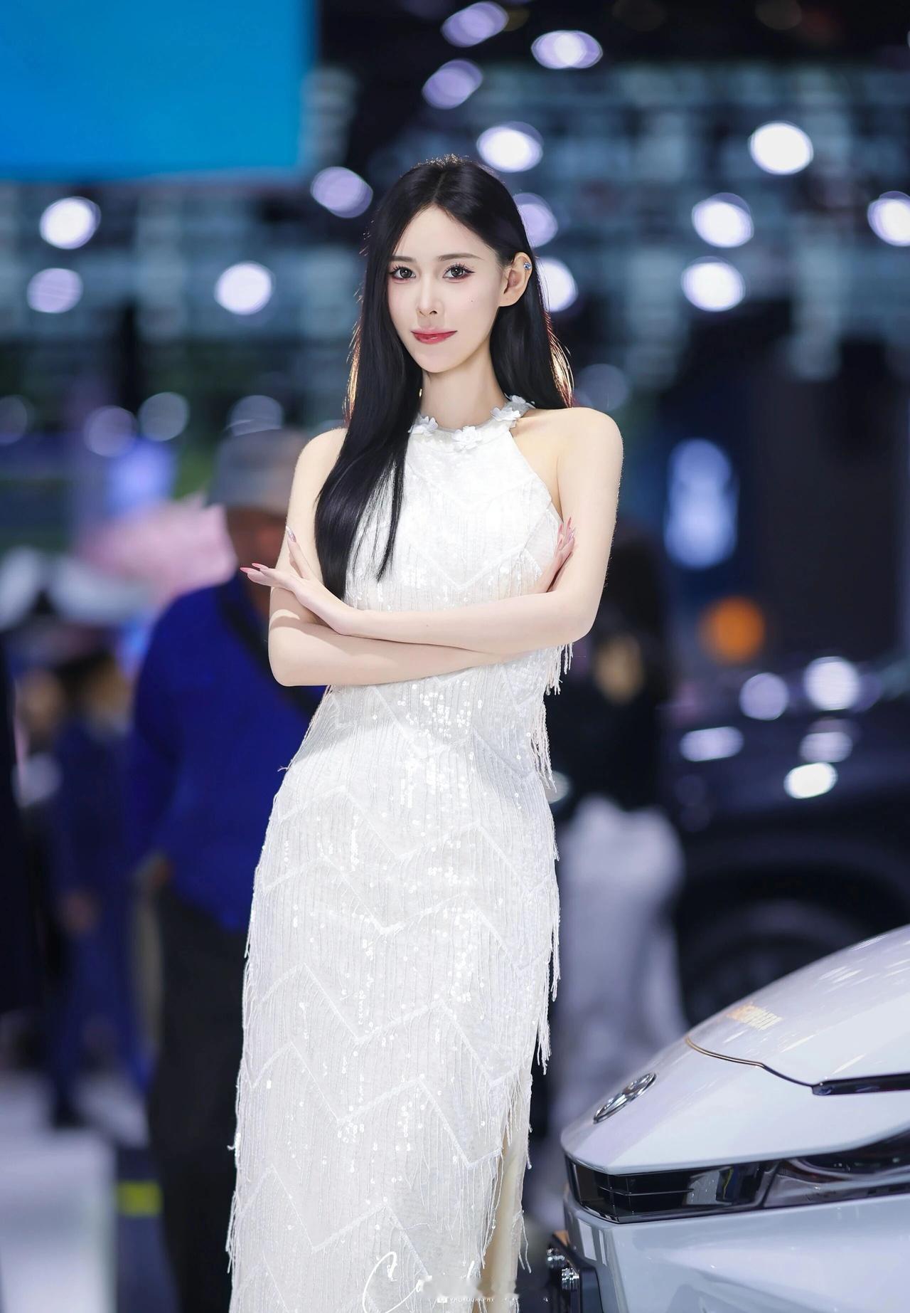 女性人像摄影作品如何有高级感?✨车展氛围感绝美的清冷御姐
她有着一头顺滑乌黑的长