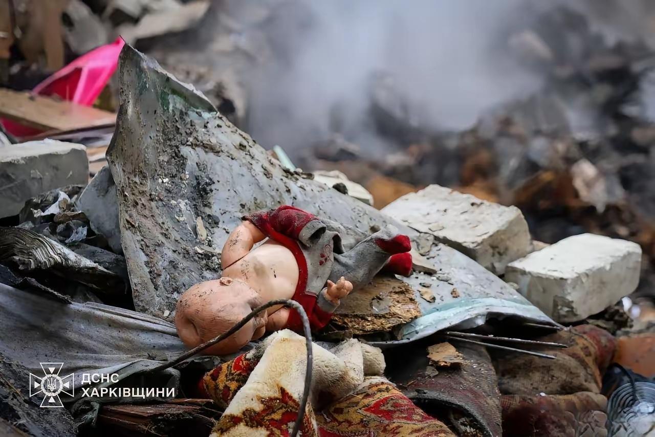 哈尔科夫市市长捷列霍夫称，从一栋居民楼的废墟下又挖出了第九名遇难者遗体。

​​