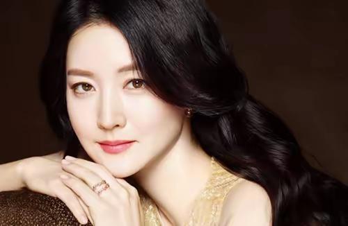 李英爱
韩剧顶流女星
长相温柔似水，颜值超高
看过他主演的《大长今》都知道
她是