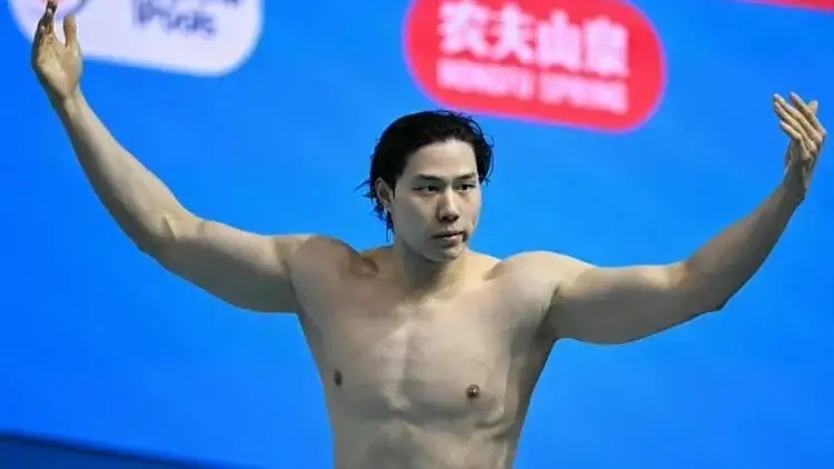 2025年新加坡游泳世锦赛，覃海洋拿下男子100米蛙泳和200米蛙泳两枚金牌，还