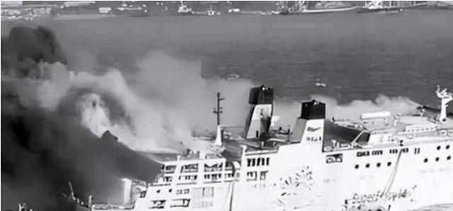 1993年，中国科考船遭货轮暴力撞击，最终不幸沉入大海，船内的107名科考人员用