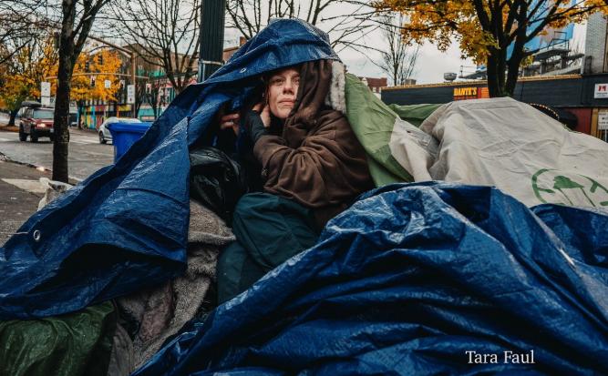无法想象：美国流浪女子把自己埋进垃圾堆

波特兰冬季夜间气温较低，北极冷空气影响
