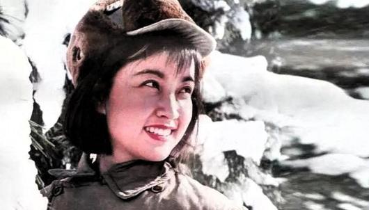 “上甘岭战役”伤员救治所里，一个遍体鳞伤的排长因尿不出来尿，憋得脸色通红，一直呻