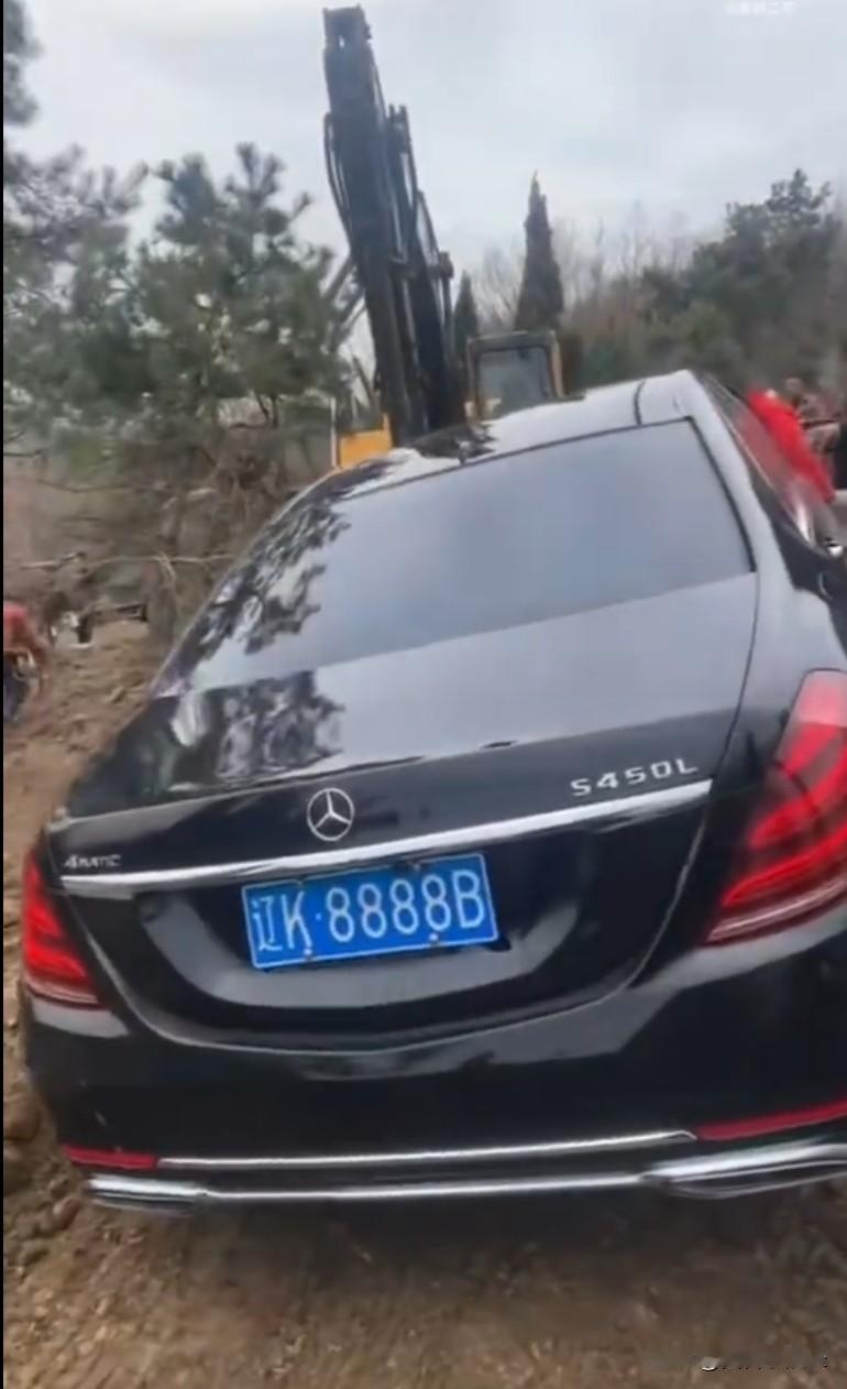 结婚陪嫁豪车的，你可能见过。但是葬礼上陪葬豪车的，你见过吗？近日，辽宁辽阳一葬礼