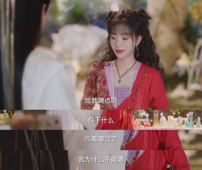 红凝卷毛造型直球出击，锦绣被吓得匆忙逃窜，这场景既有趣又让人不禁露出笑意。 ​​