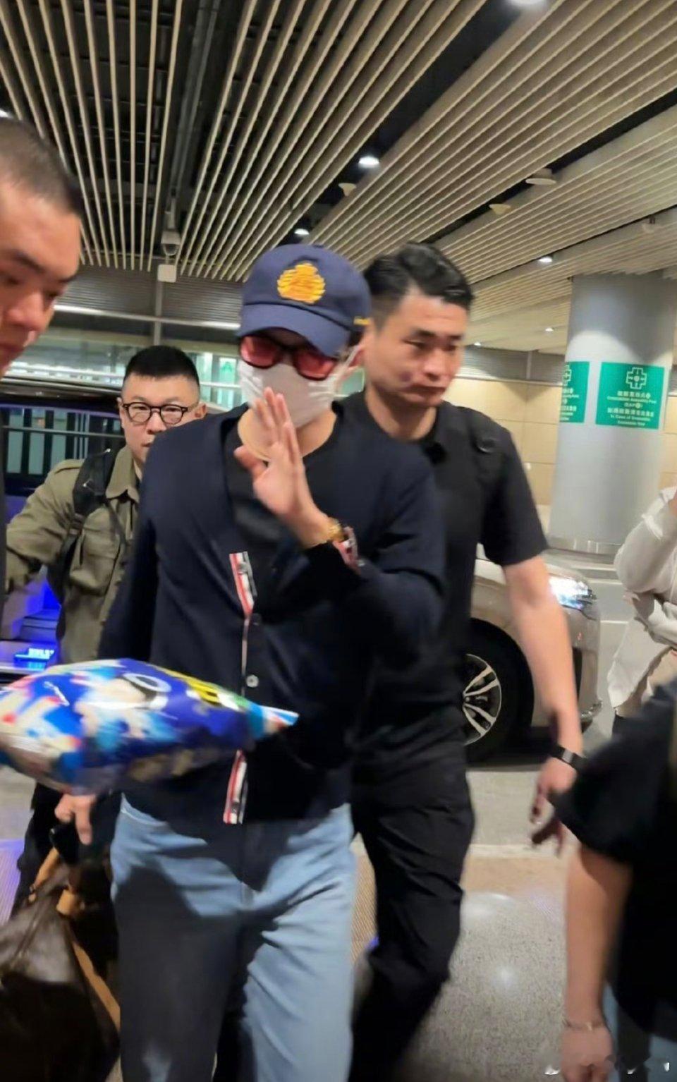 吴世勋婉拒浪味仙我以为是那个吃播浪味仙[允悲][允悲]话说明星拒绝粉丝投喂也正常