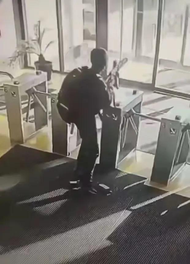 #土耳其航空航天公司总部遭恐怖袭击#  土耳其警方说这些恐怖分子的枪手都是来自库