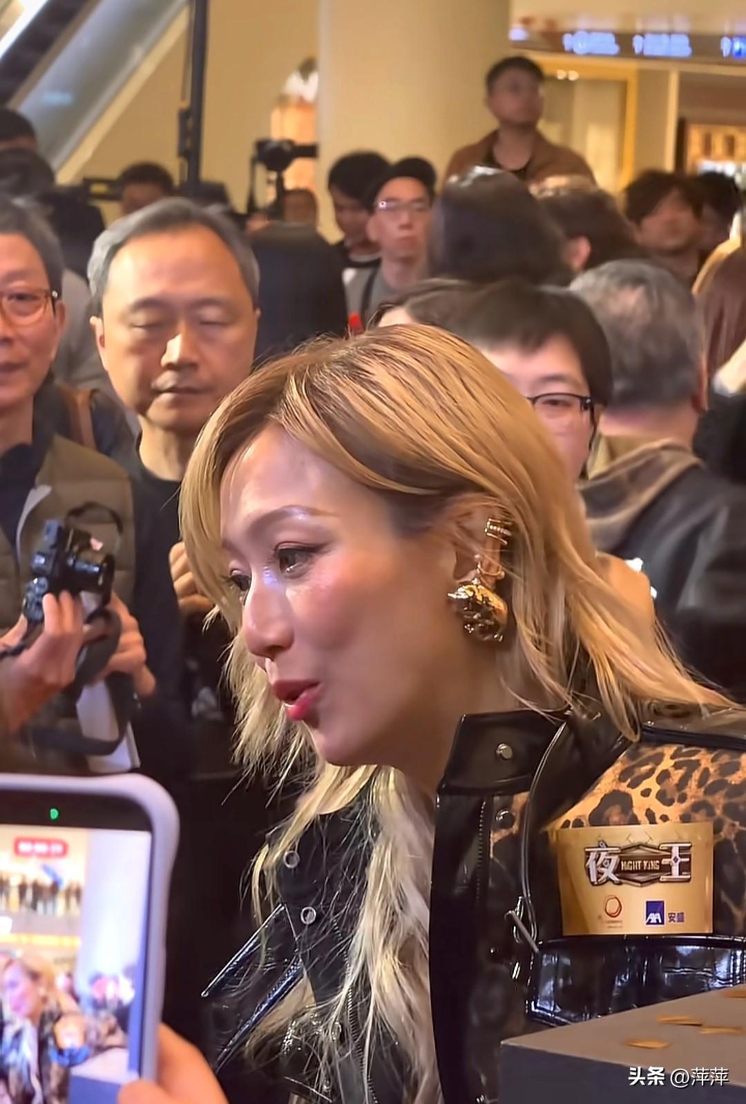 在《夜王》的宣传活动现场，郑秀文以一头渐变金发搭配豹纹拼接皮衣亮相，气场十足。她