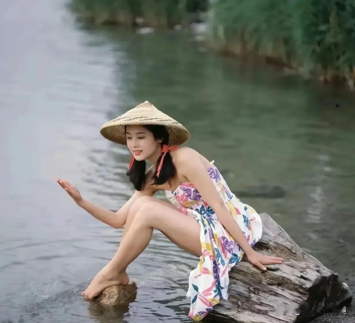 这个女人年轻的时候确实漂亮，难怪会被大导演娶为夫人。
这应该是90年代的一张照片