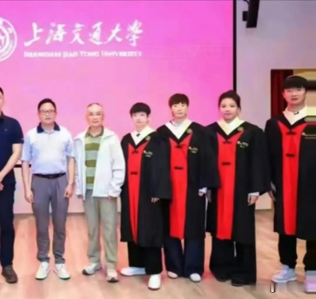 5月28日，孙颖莎和王曼昱正式从上海交通大学毕业啦！看着两人和老师、同学们的合影