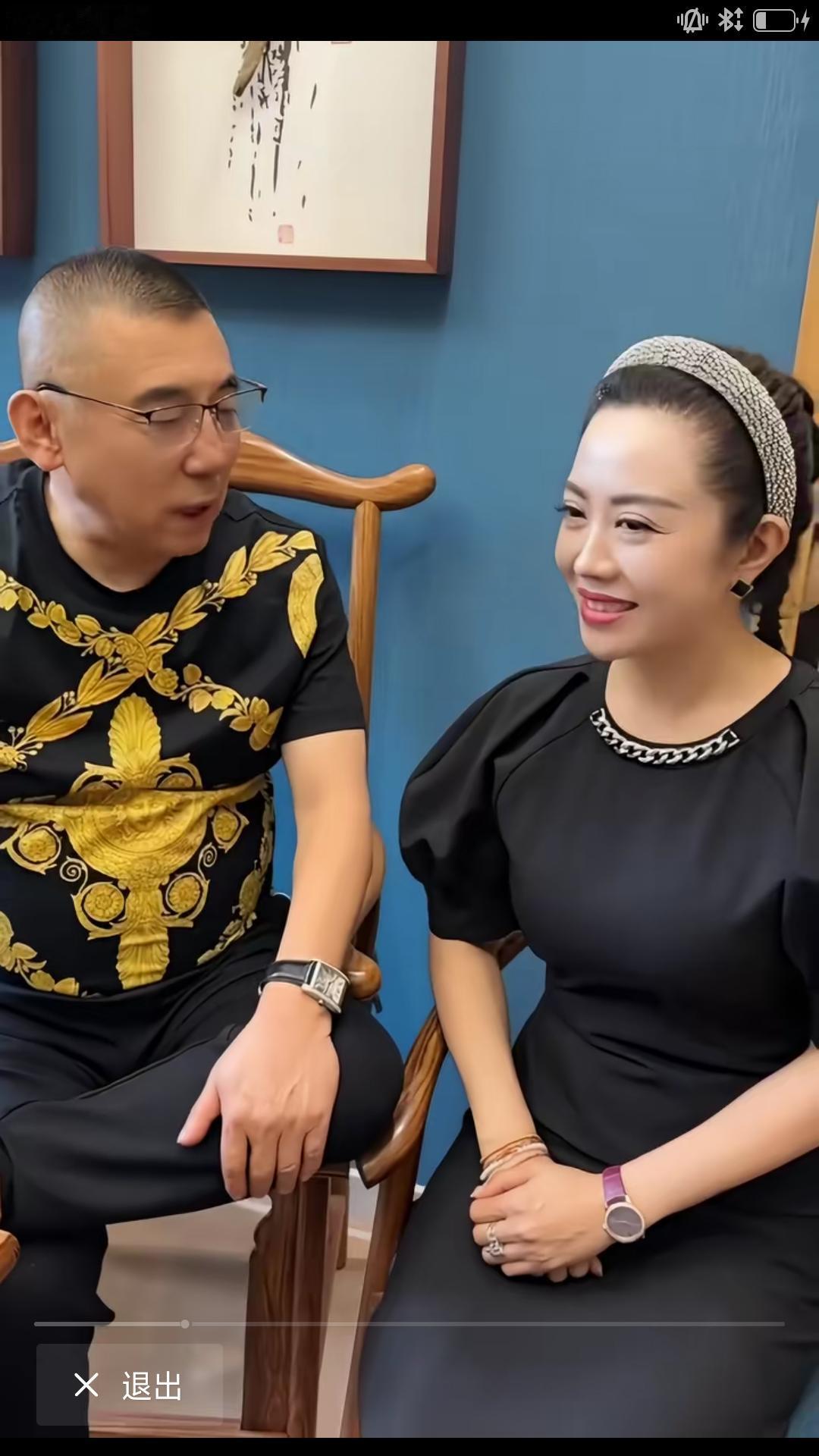 【和平大戏院创始人徐凯泉与刘能前妻温美玲直播间聊天，徐大爷询问温美玲目前感情状况