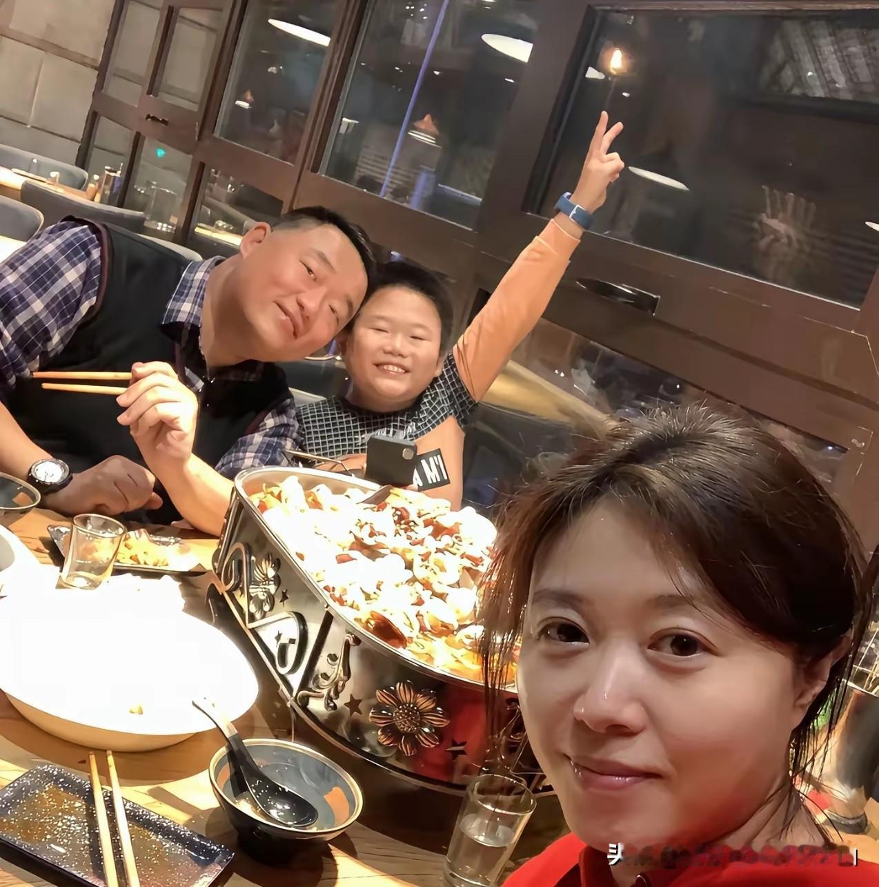 台上敢言敢刚，台下温柔顾家！德云社怼神郑好真实生活太圈粉！妻子真漂亮堪比明星！只