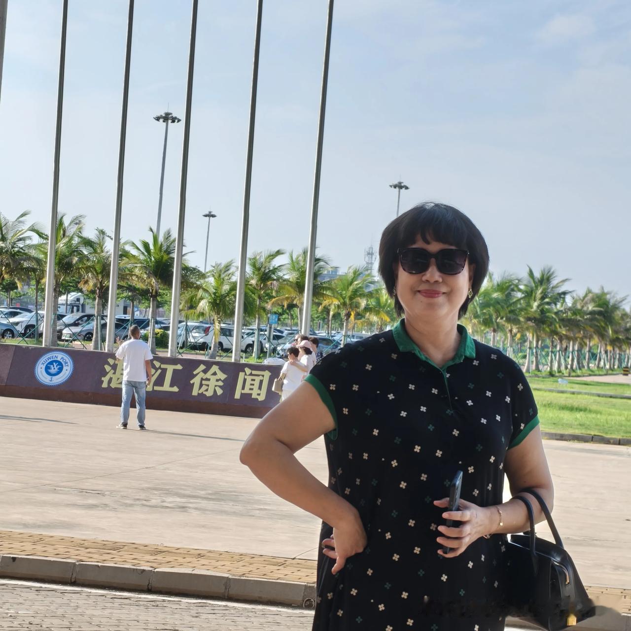 北渡琼州海峡。徐闻人民的热情洋溢令人感怀。十年春秋冬夏，故地重游，人事依旧如往昔
