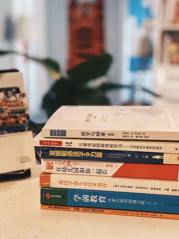 其实想养出优秀的孩子也不用砸钱。严控零食、陪孩子读书、培养运动和阅读习惯、体验真