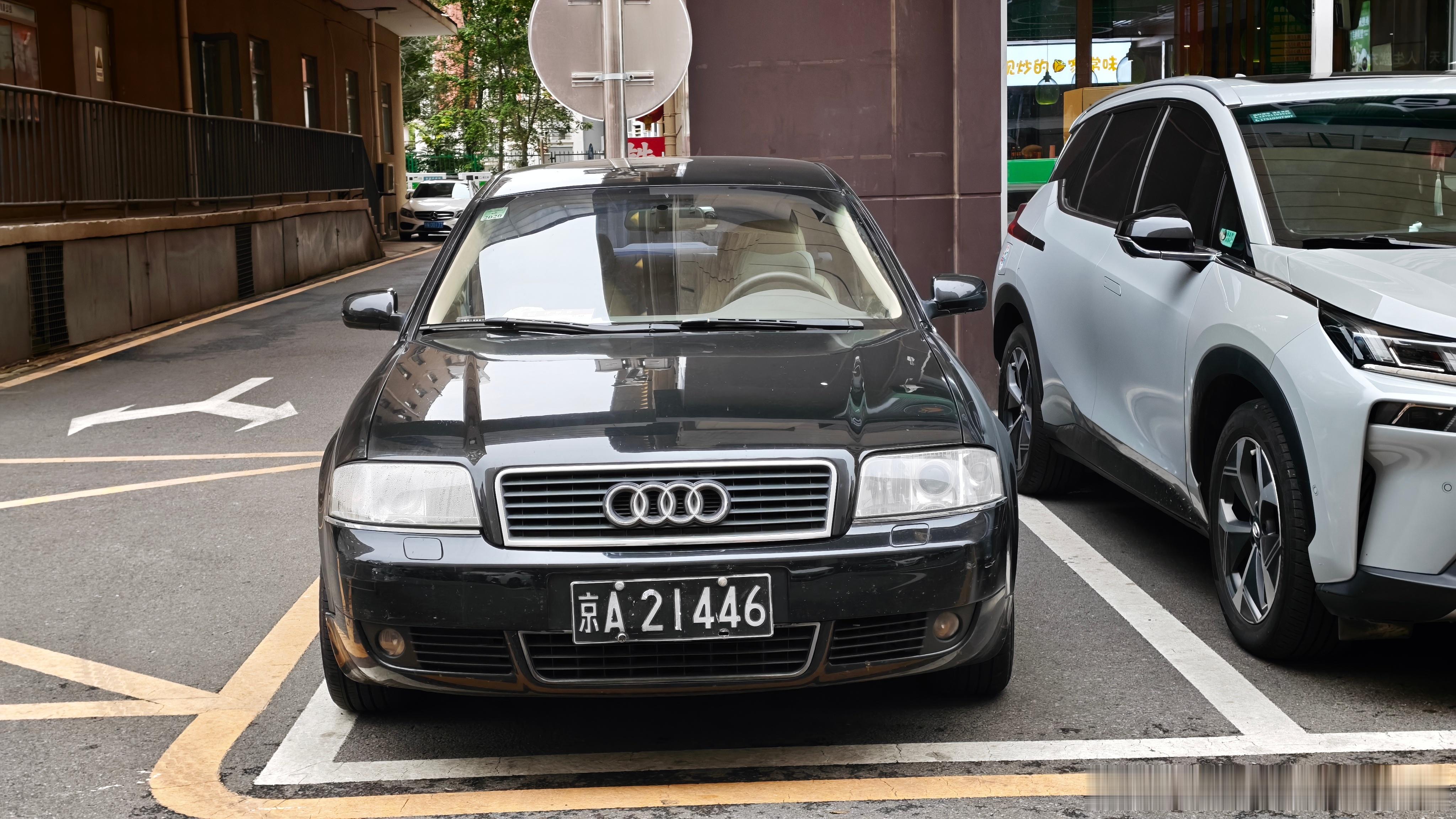 这京A黑牌的老A6看起来真高级，一下把带回了2000年初外企特别牛的时代。 ​​