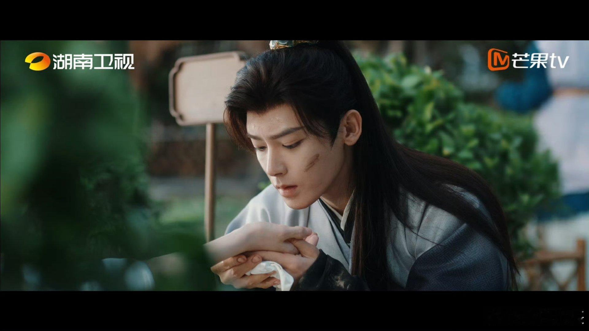 侯明昊湿身镜头侯明昊浴池湿身镜头太会了！湿发+微敞浴袍，温顺感秒变撩系，看得人热