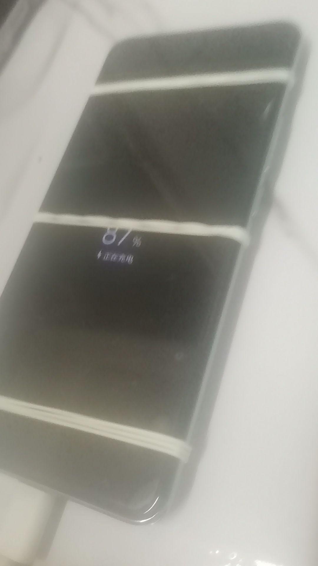 昨天我的手机坏了，傍晚和老公去菜市场的时候，顺便就把手机拿回来了。
在路上的时候