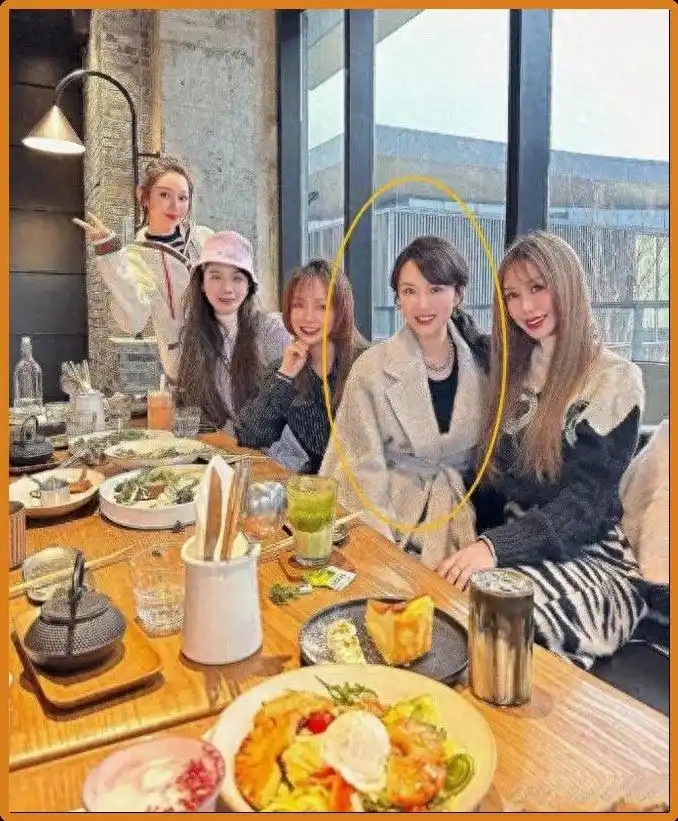 39岁李念三胎后美到认不出，穿短裙打网球素颜像女大学生，网友炸锅：这状态是真实存