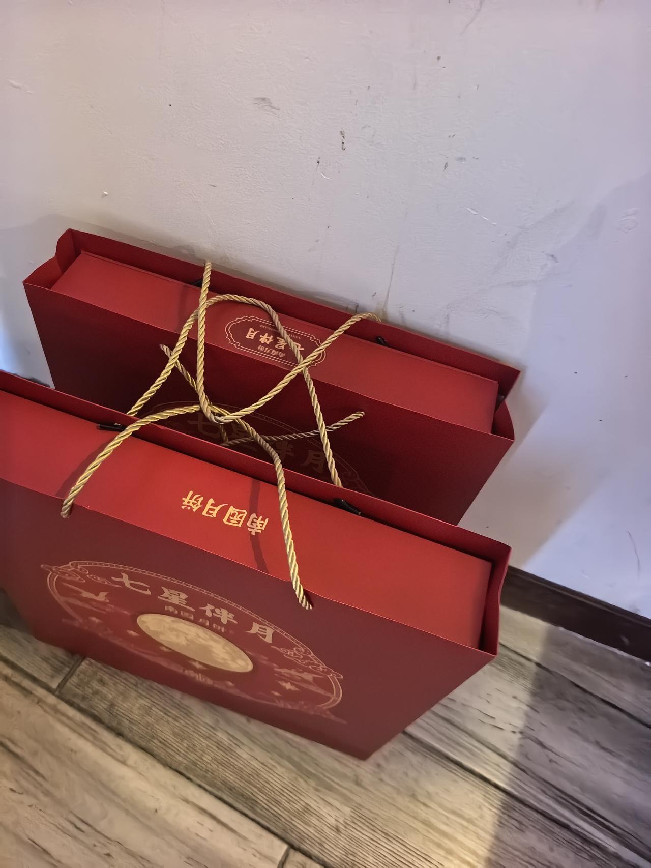 来海南旅游了，两个人两个包两盒广西月饼！