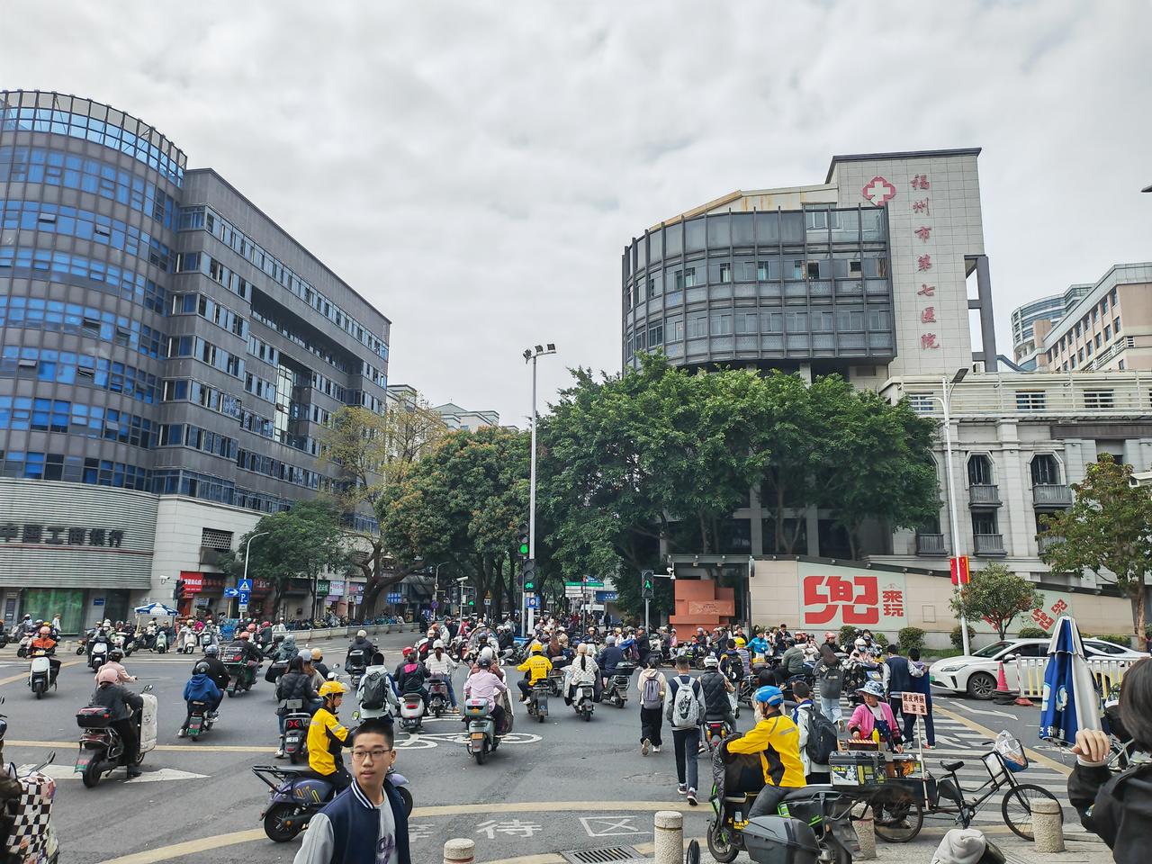 福州这座城市怎么样呢?福州这座城市，好！因为福州人重情义，逢年过节、婚丧嫁娶、起