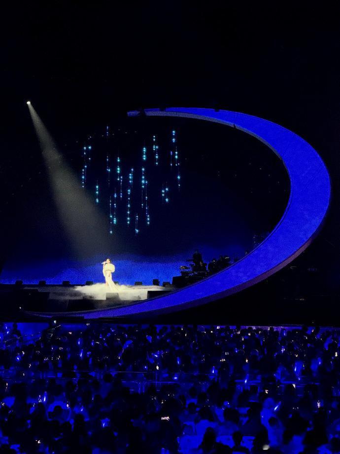 #洪涛从不缺席袁娅维的演出#袁娅维和洪涛之间的友情让人羡慕不已。每当姐姐在舞台上