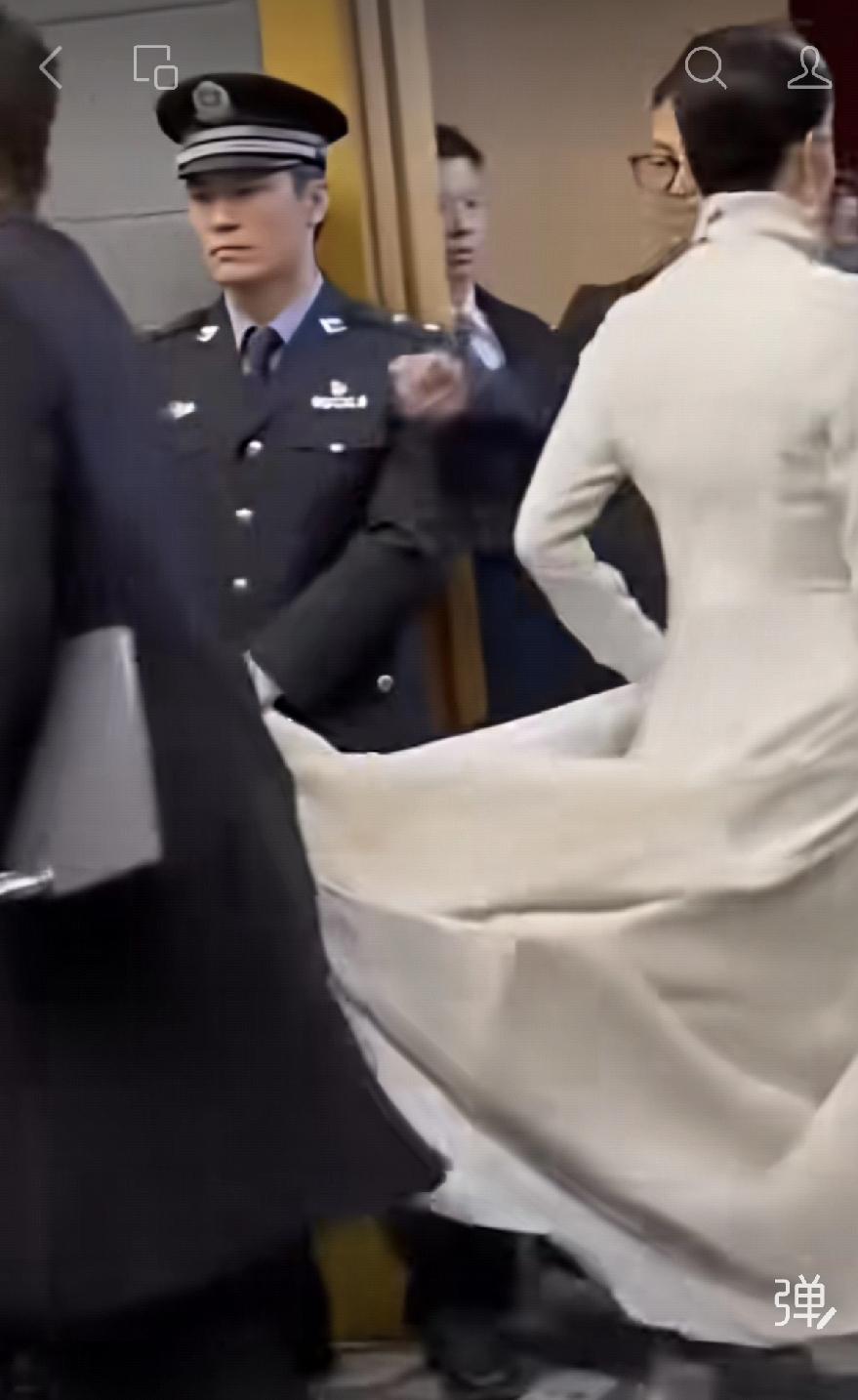 王菲上春晚[笑哭]今晚大家绝对打开久违滴电视📺嗨！一代又一代，还是王菲滴歌让人