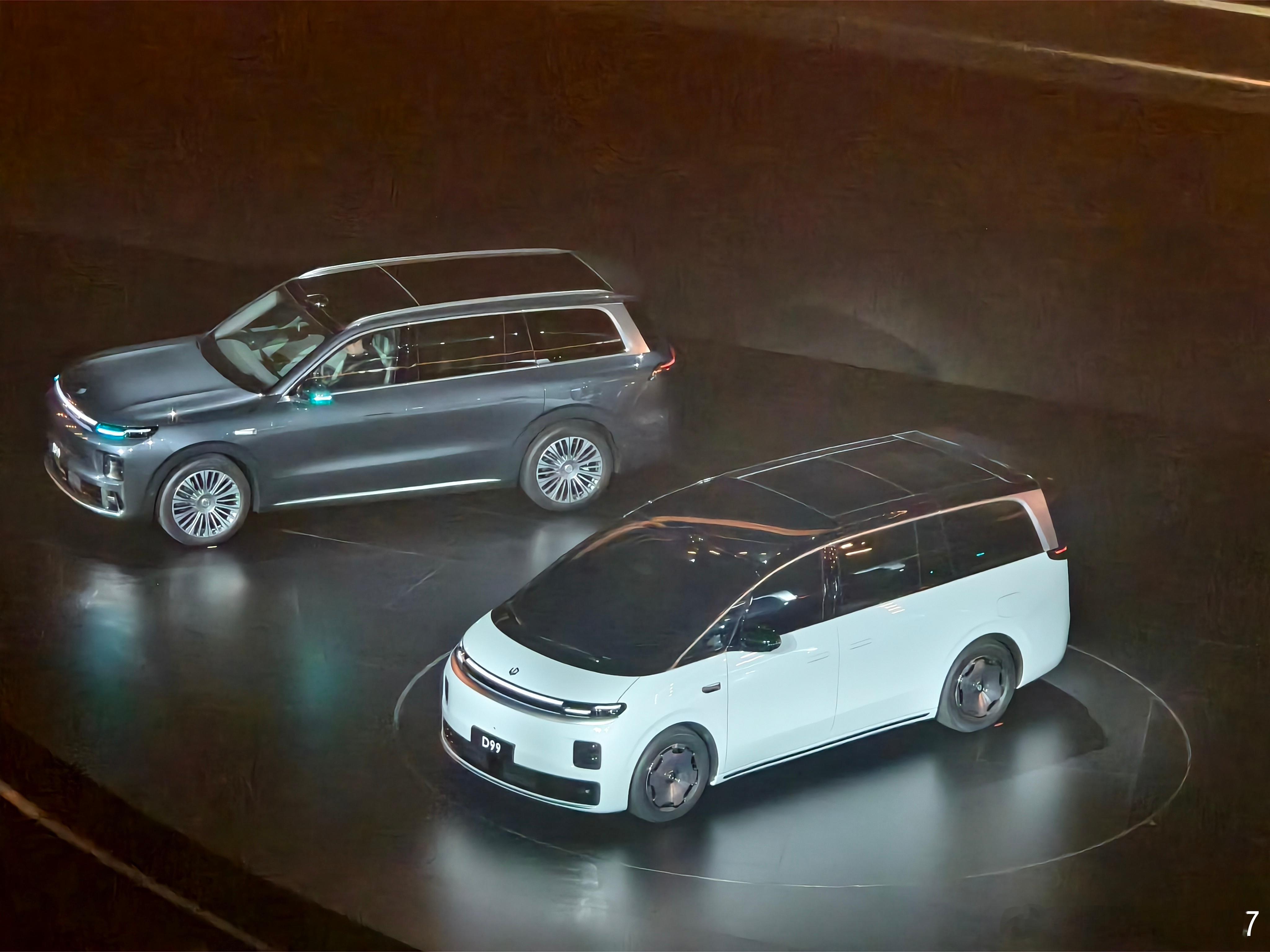 零跑9系豪华双旗舰同台首秀没想到零跑MPV这么快就亮相了，大家感受一下 杭州·杭