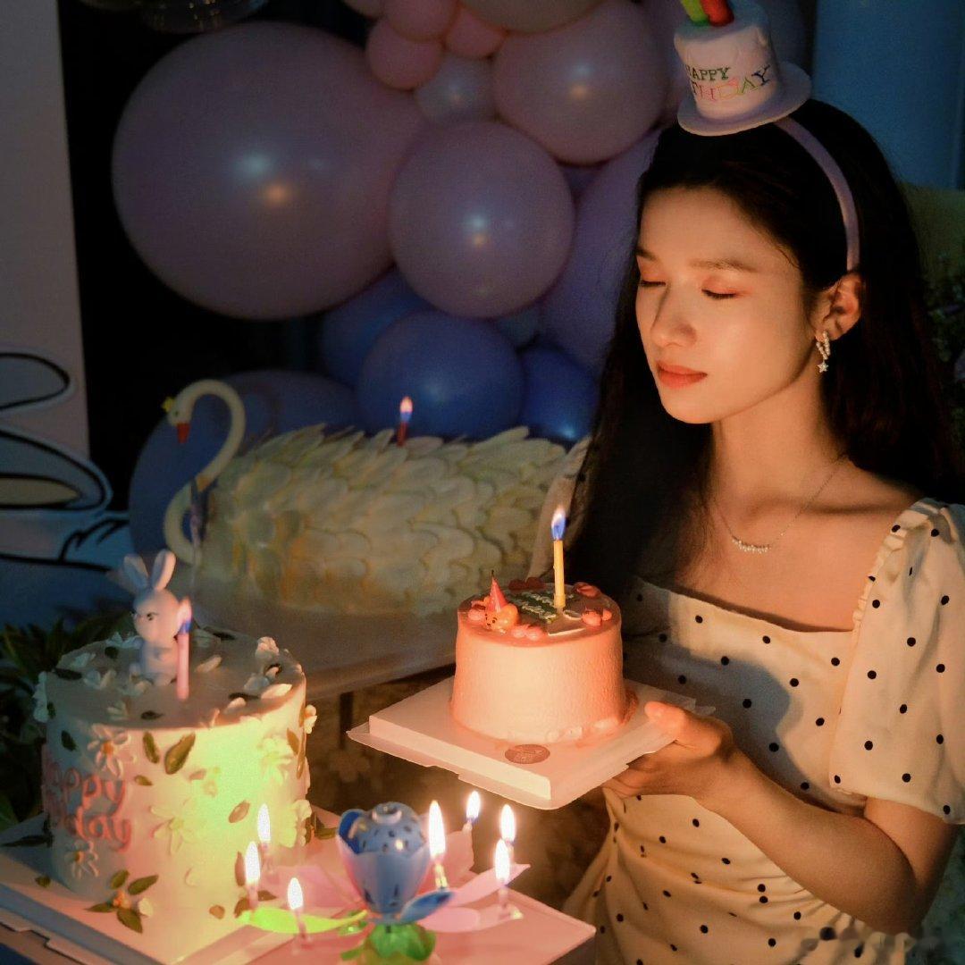 张婧仪陈都灵美女和美女在一起玩张婧仪陈都灵两个公主美女同框画面太养眼，陈都灵亲昵