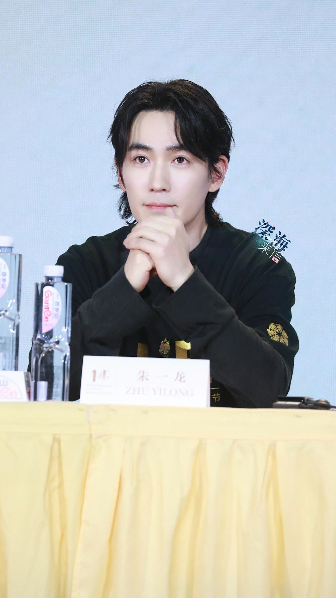 剧组小黑板龙的肖像剪影画像不像北影节那场