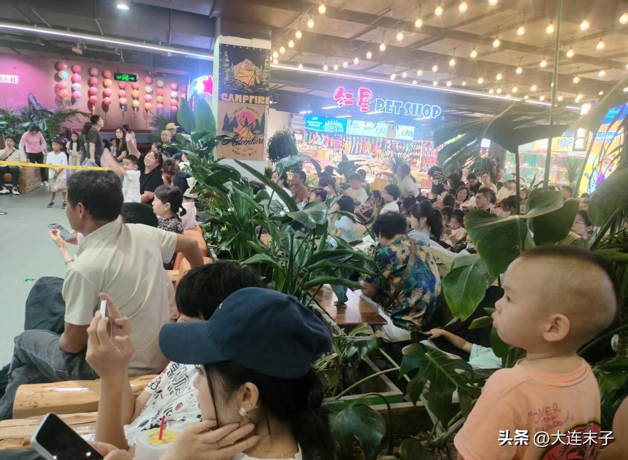 这么多人坐在这里干什么呢？

喜欢鹦鹉，知道西安路中央大道西市里有鹦鹉表演，到那