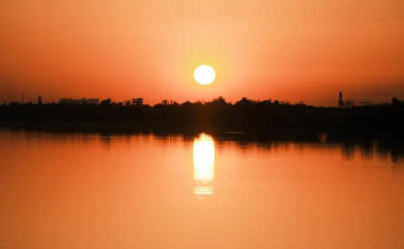 你有没有发现，现在越来越多人开始存钱了？
不是因为有钱，而是因为不敢花。
数据显