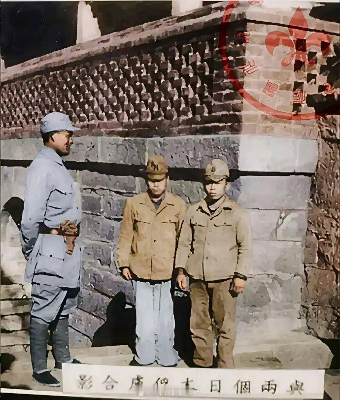 抗日战争时期，一名中国士兵与两个日军俘虏的合影。众所周知，八十年多年没有ps，所