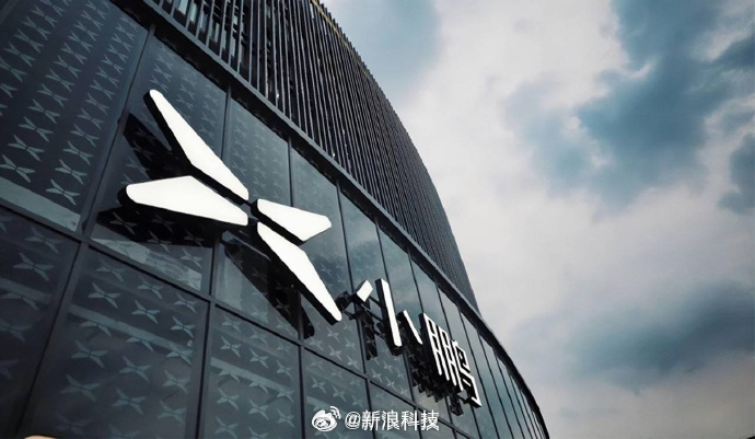 【小鹏客服回应高温突发故障趴窝】近日有媒体报道称，重庆多名小鹏X9车主反馈车辆行